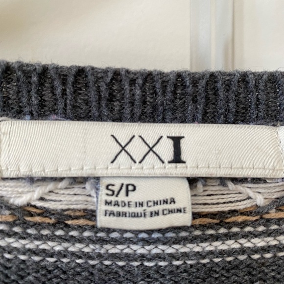 XXI Brand Small Patterned Long-Sleeved Sweater - Picture 3 of 4